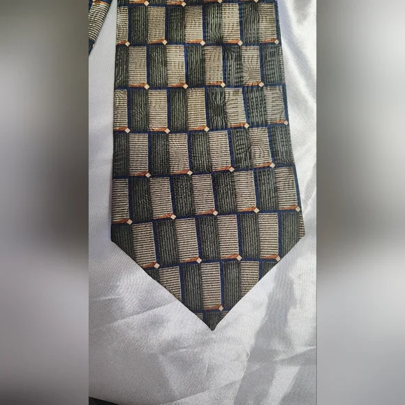 Bill Blass Elegant Black and Gold Patterned Tie - Picture 3 of 8